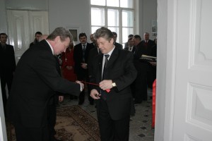 Министр образования РБ А.М. Радьков открывает музей истории университета с ректором С.А. Маскевичем .
