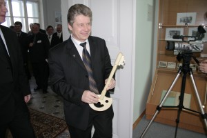 Ректор С.А. Маскевич с символическим ключом от нового музея истории